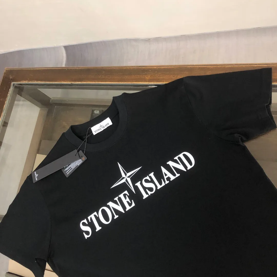 P180 Stone Island 2025 latest T-shirt, couple style ~ Original order, fashionable and casual short T-shirt, specially made of customized cotton fabric ~ Cotton T-shirt ~ Pre-washed to prevent deformation and shrinkage problem, more comfortable and breathable on the body ~ All available from stock ~ Unique design style, trendy must-have item, complete with three standards 👍 Color: black/white Size: S M L XL (larger version, please indicate your height and weight when placing an order)